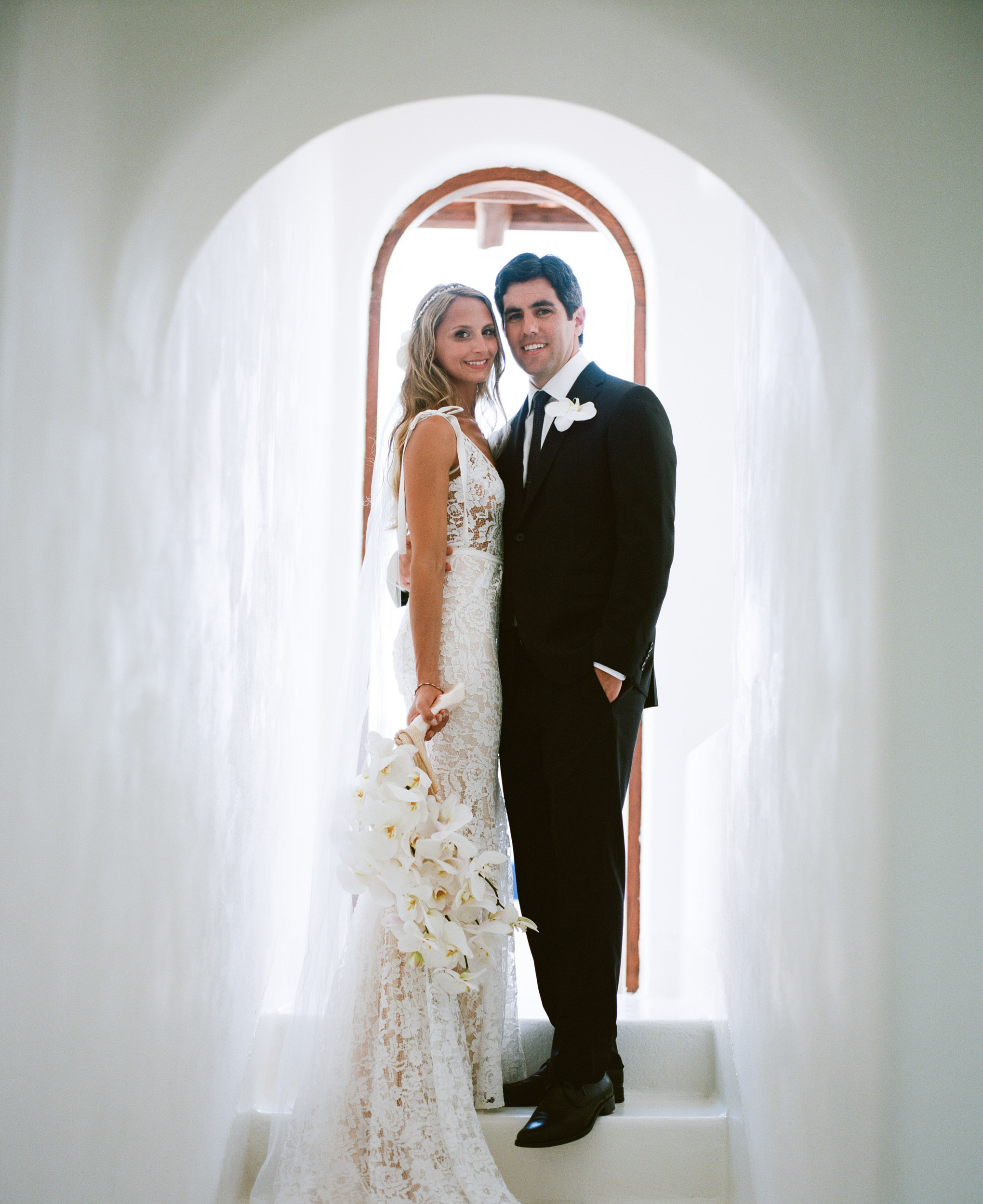 Bride and Groom pose in a white corridor. Esencia Wedding DJ. Plug In Audiovisual
